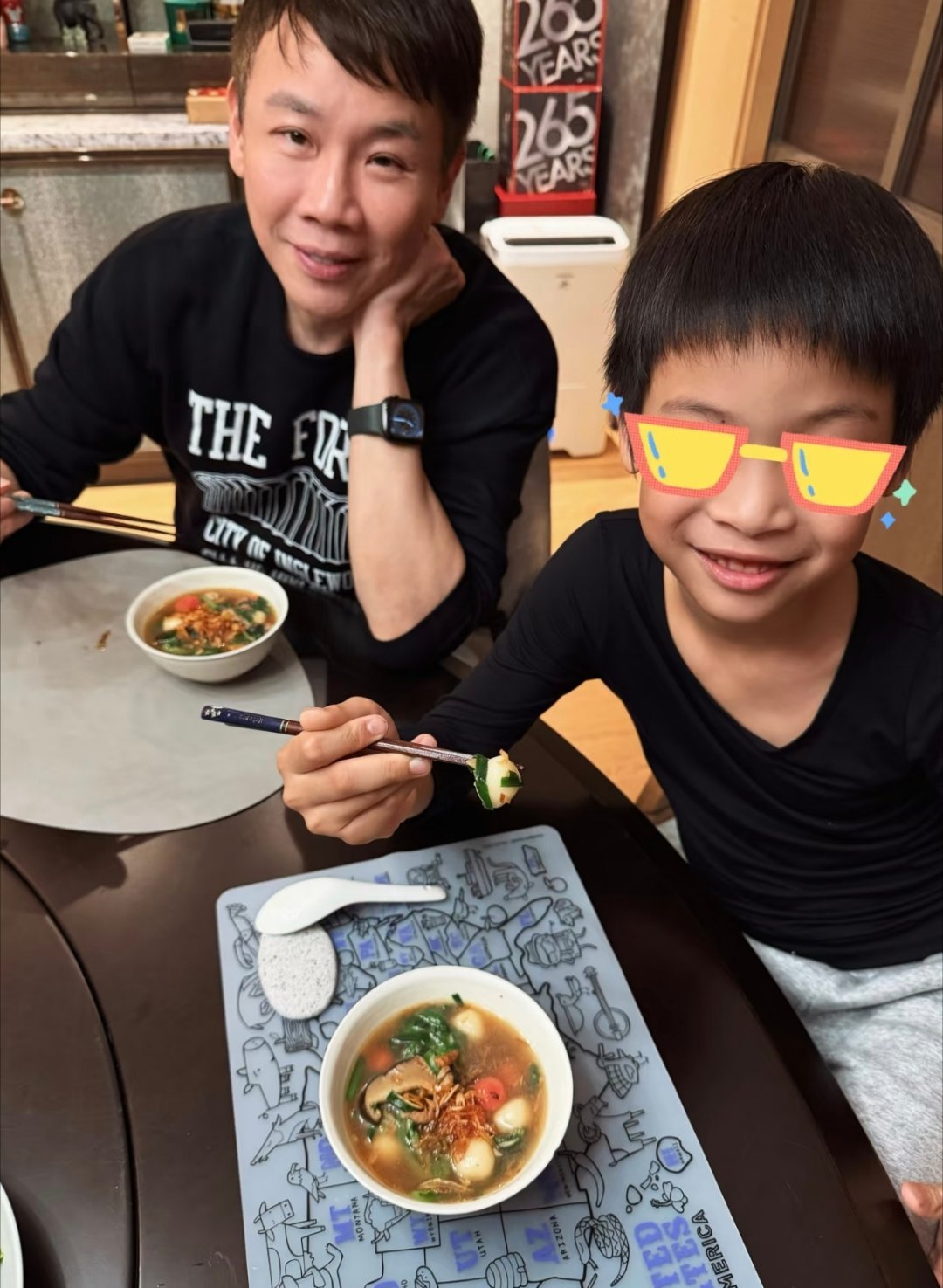 陶喆和儿子吃客家咸汤圆