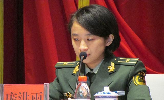 2013年，一个女老师竟然被特招参军还授少校警衔，但是有人却指出：“她的背后一定