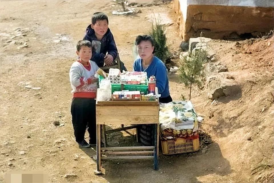 朝鲜官方宣传文章：好母亲1957年8月的一天，伟大领导者金正日同志陪同伟大领袖
