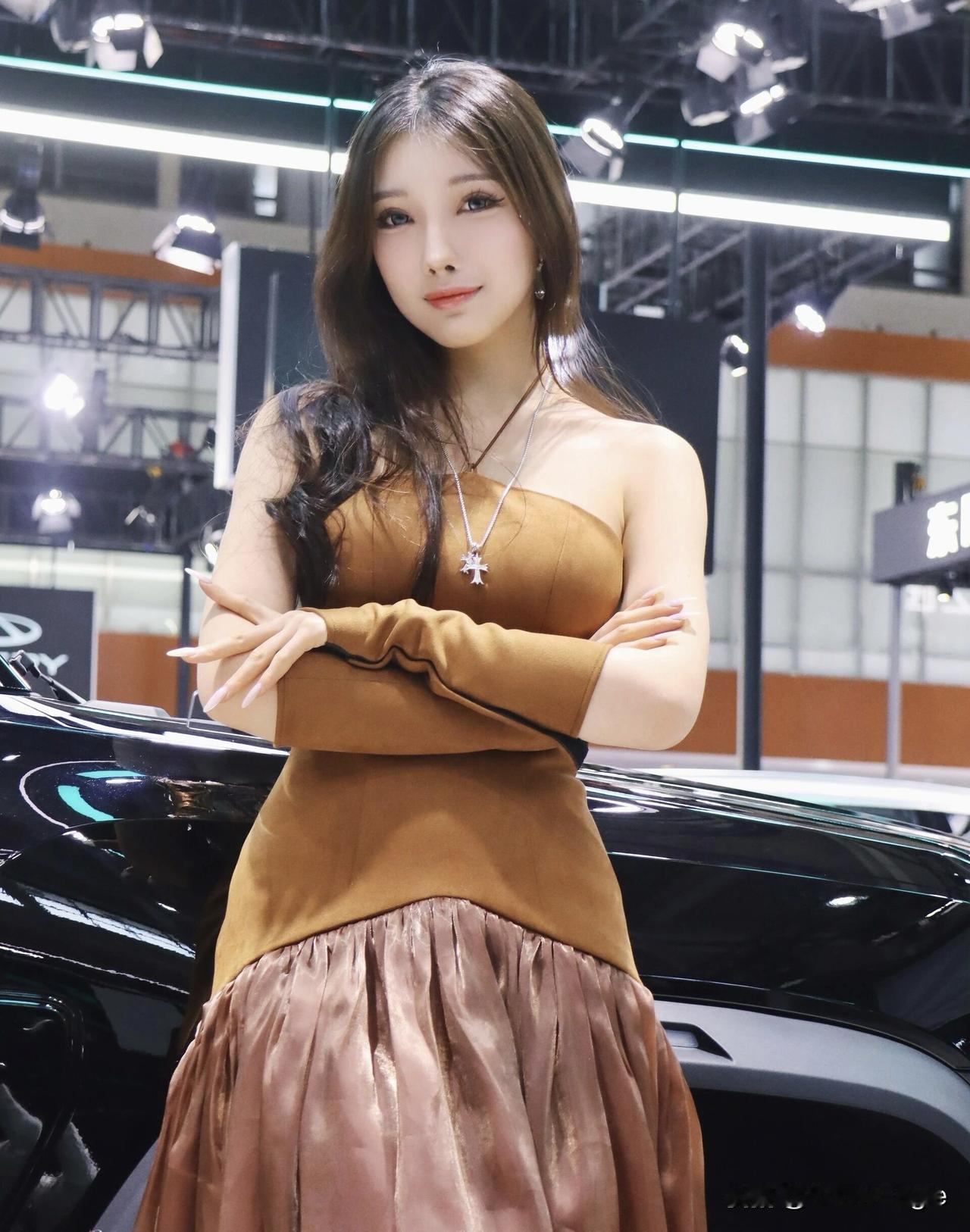 红衣美人倚车旁，车影如画入诗行。