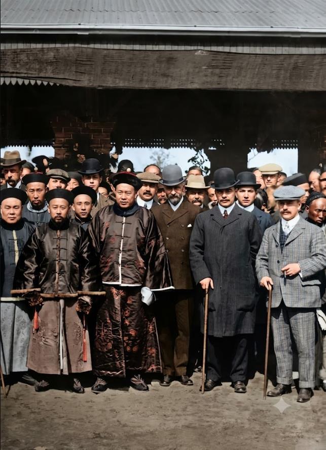 1908年沪宁铁路通车典礼，一边是马褂官帽的清朝地方官员，一边是礼帽手杖的怡和洋