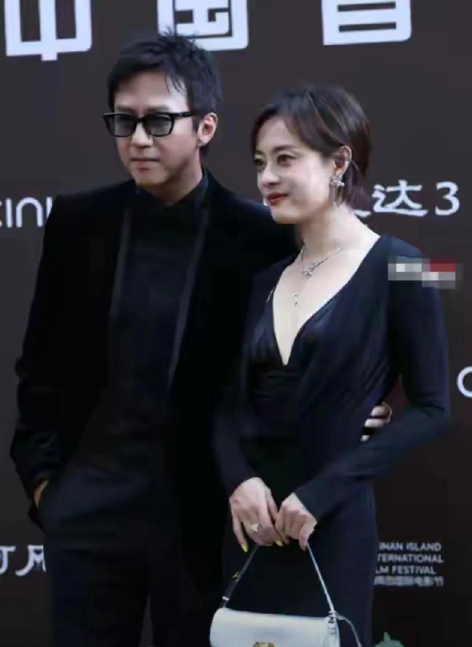 《阿凡达3》三亚红毯太有料！邓超孙俪夫妻档齐上阵，孙俪深V礼服肩带频滑，邓超却全