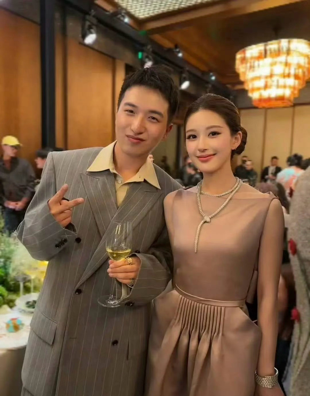 赵露思虞书欣的差别好大一个女明星一个纯素人
