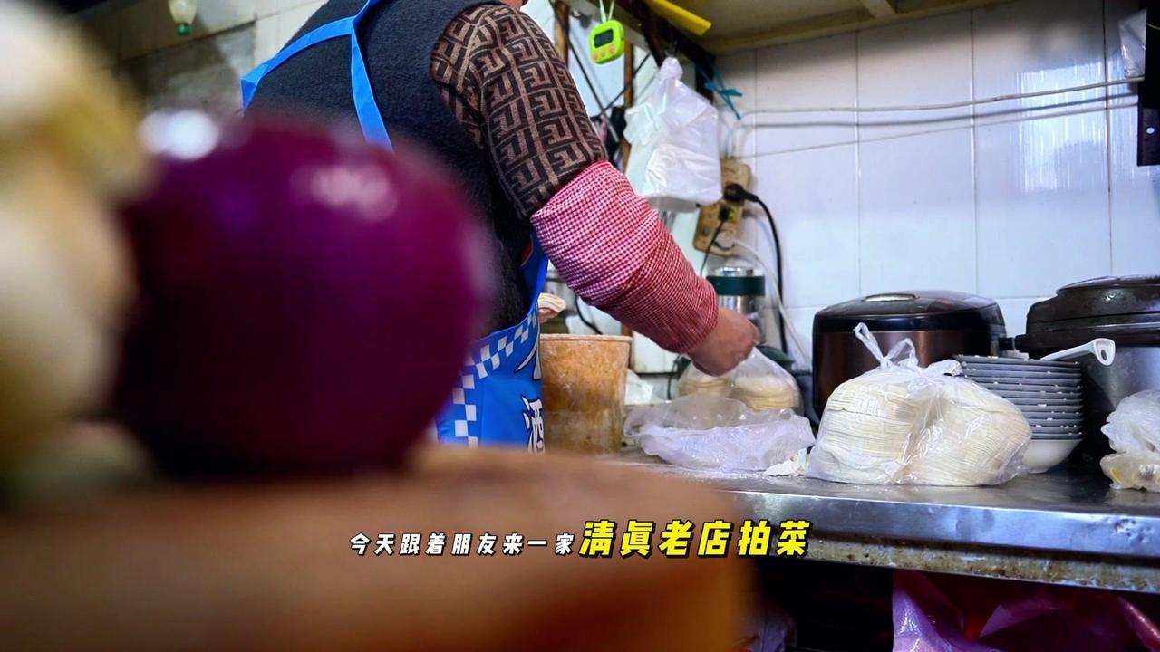 这家清真老店真的太有烟火气了！店不大但氛围特别好，适合和朋友一起来打卡。老板