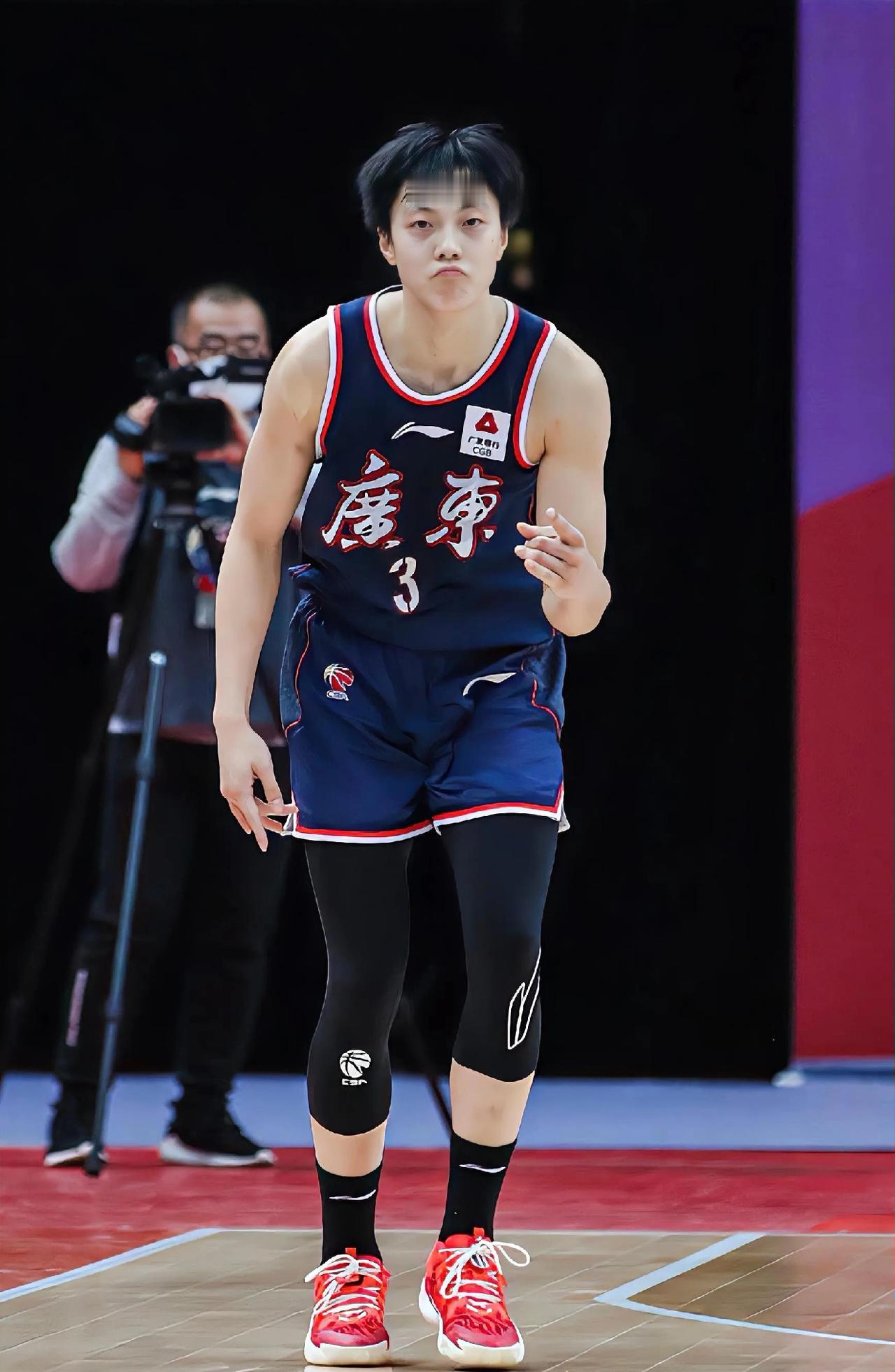 太可惜！广东98-99惜败给北控，但这3位球员的表现可圈可点！1. 胡明轩