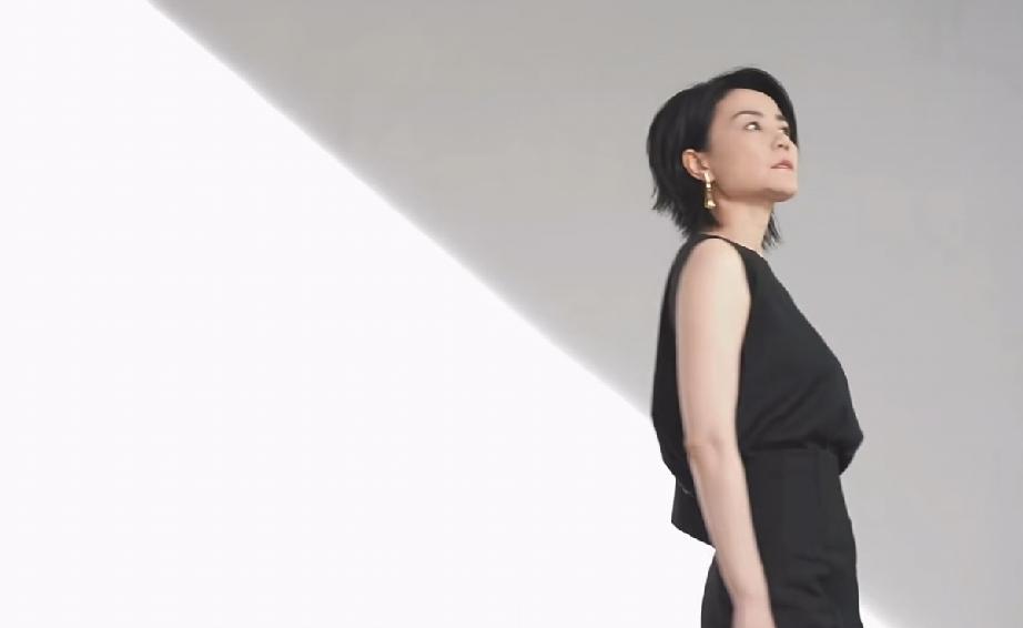 8月31日，王菲因阿那亚音乐节上热搜之后，全新赫莲娜大片拍摄花絮曝光，身材保持不