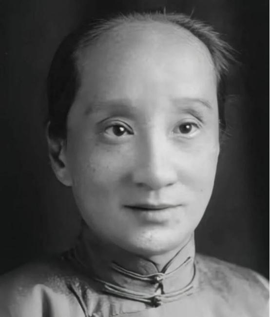 1909年，朱安偷偷摸进鲁迅的房间，从后面一把抱住了他，对着鲁迅的耳朵央求道：“