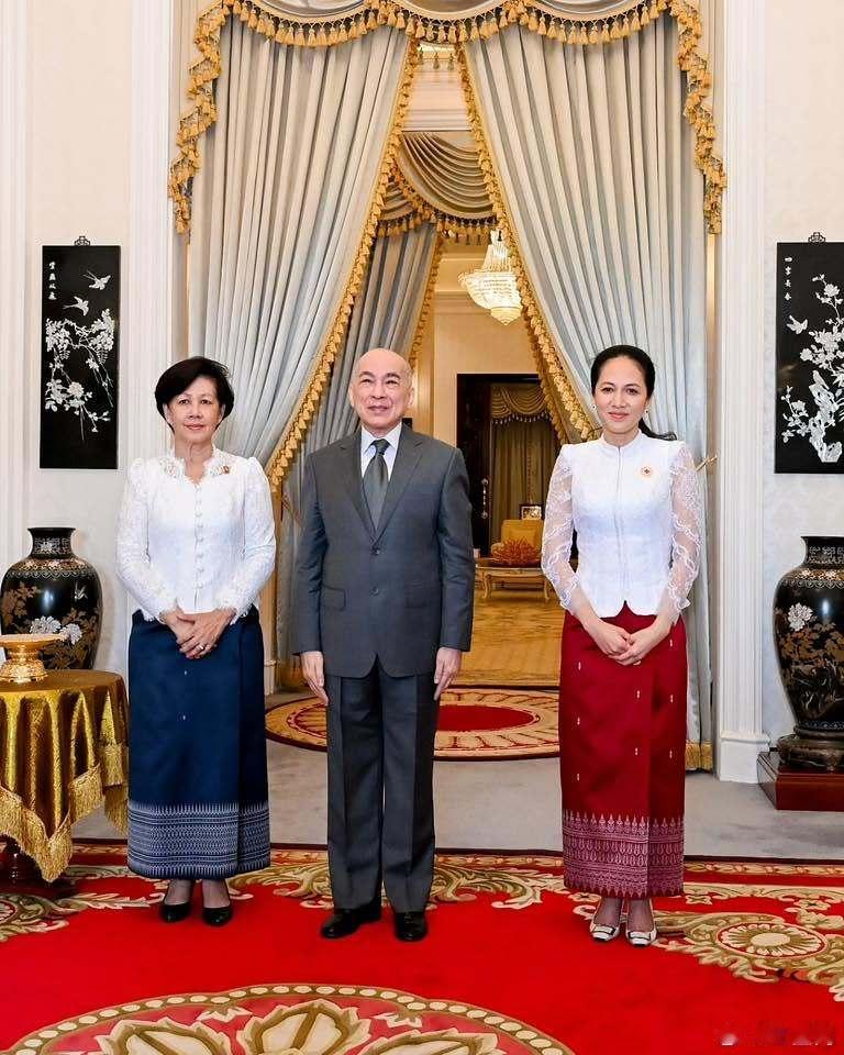 柬埔寨王室🇰🇭8月14日，西哈莫尼国王和阿伦拉斯美公主接见洪玛奈首相夫人碧