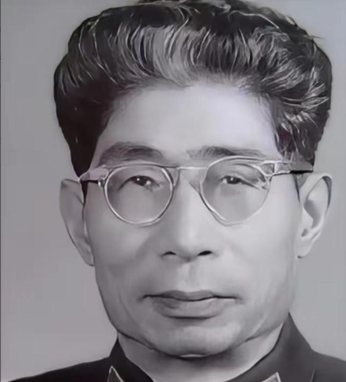 1967年，北京京西宾馆走廊。总政治部副主任傅钟主动把手伸了过去。南京军区司令员