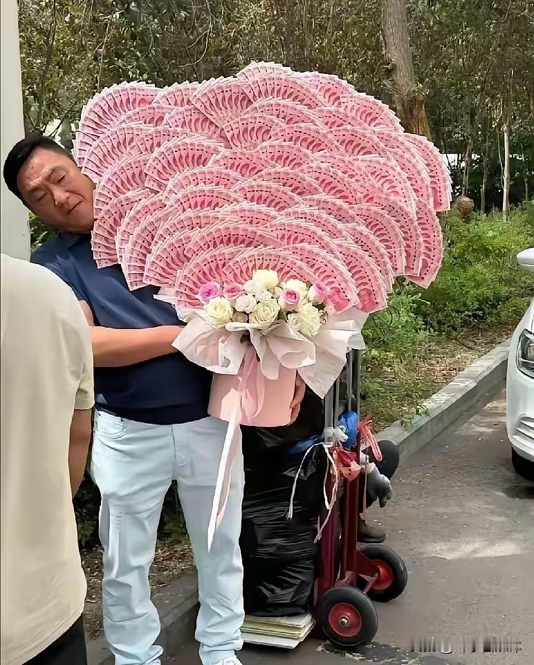 这位家长的做法真有创意，也真让人感到震惊。妥妥的金钱奖励，真真的钱程似锦。他可咋