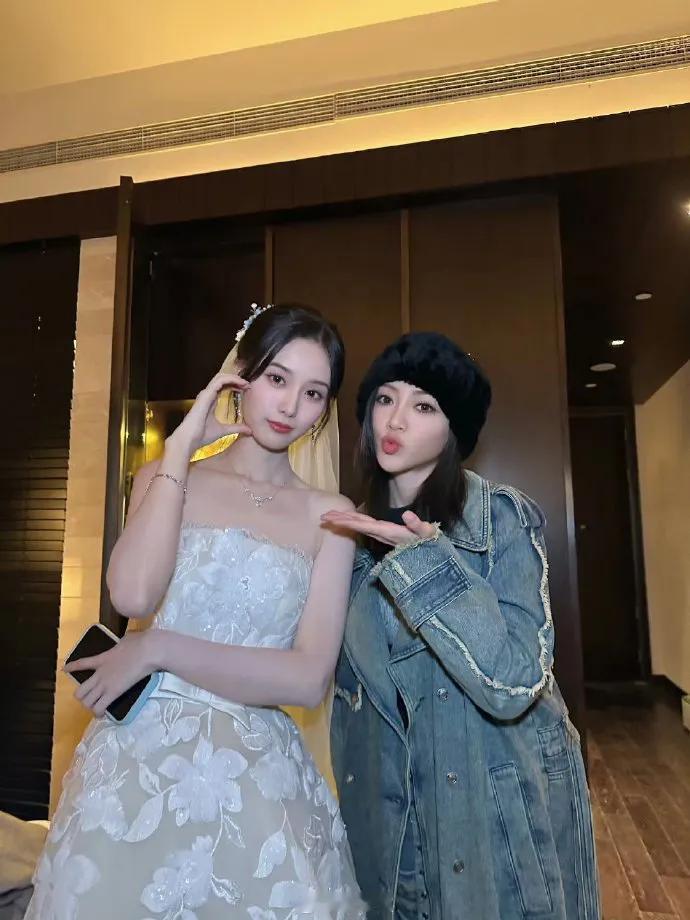 谢可寅穿婚纱的样子也太美了！女孩间的友谊就是这样，在彼此最重要的时刻陪伴在旁，真