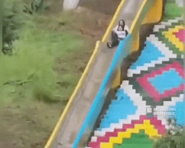 哦豁人家都能平安落地你俩咋就连滚带爬的呢？[笑着哭]