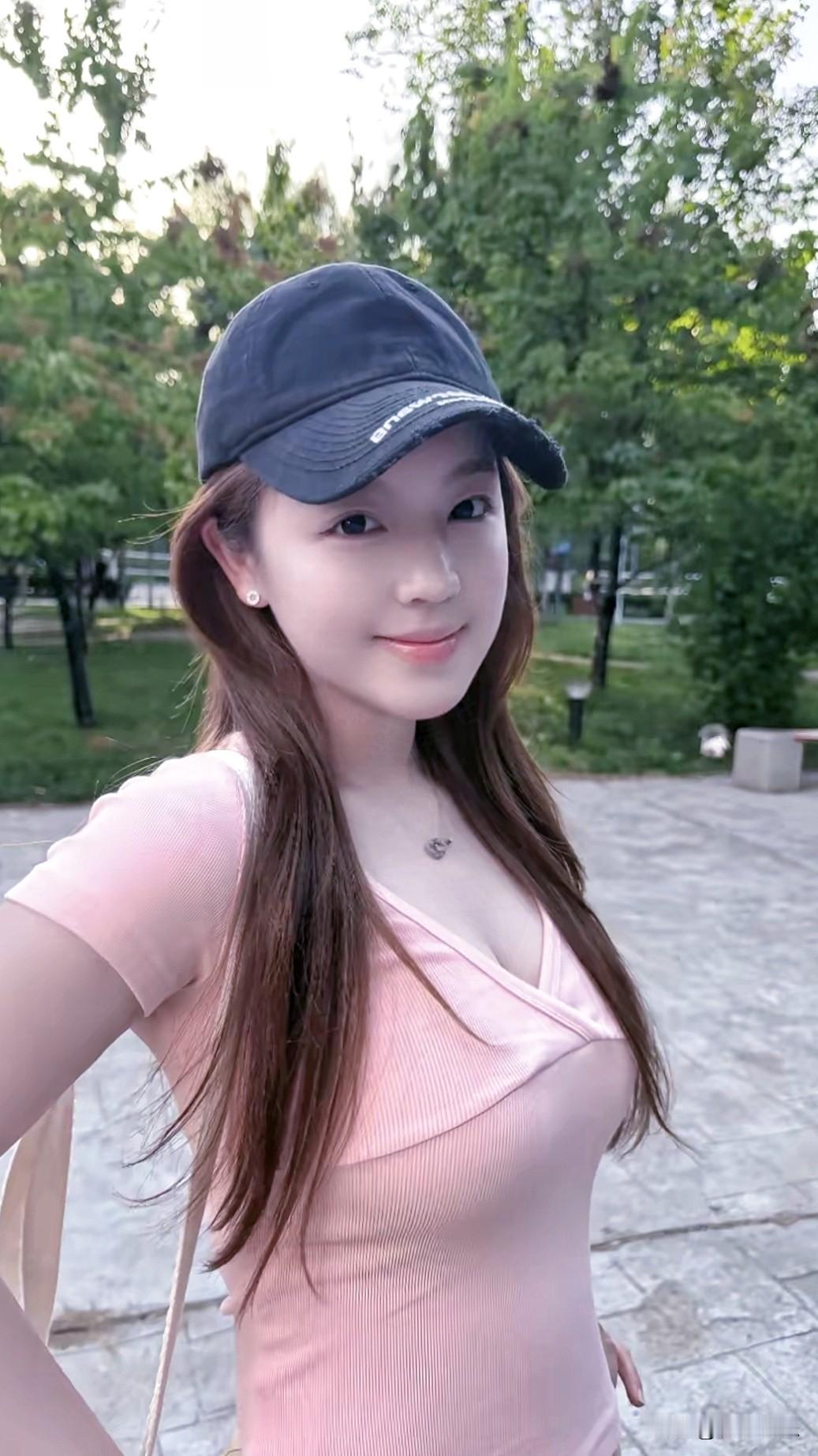 夏日清新自拍，粉色上衣与黑色帽子搭配，元气满满！🌞💕分享一张你最近随手拍的