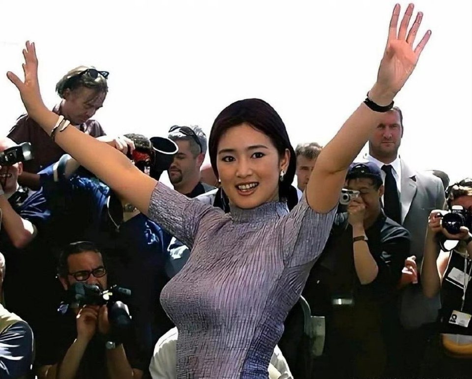 巩俐年轻时也太惊艳了，这身材曲线超迷人，怪不得大导演当年那么喜欢