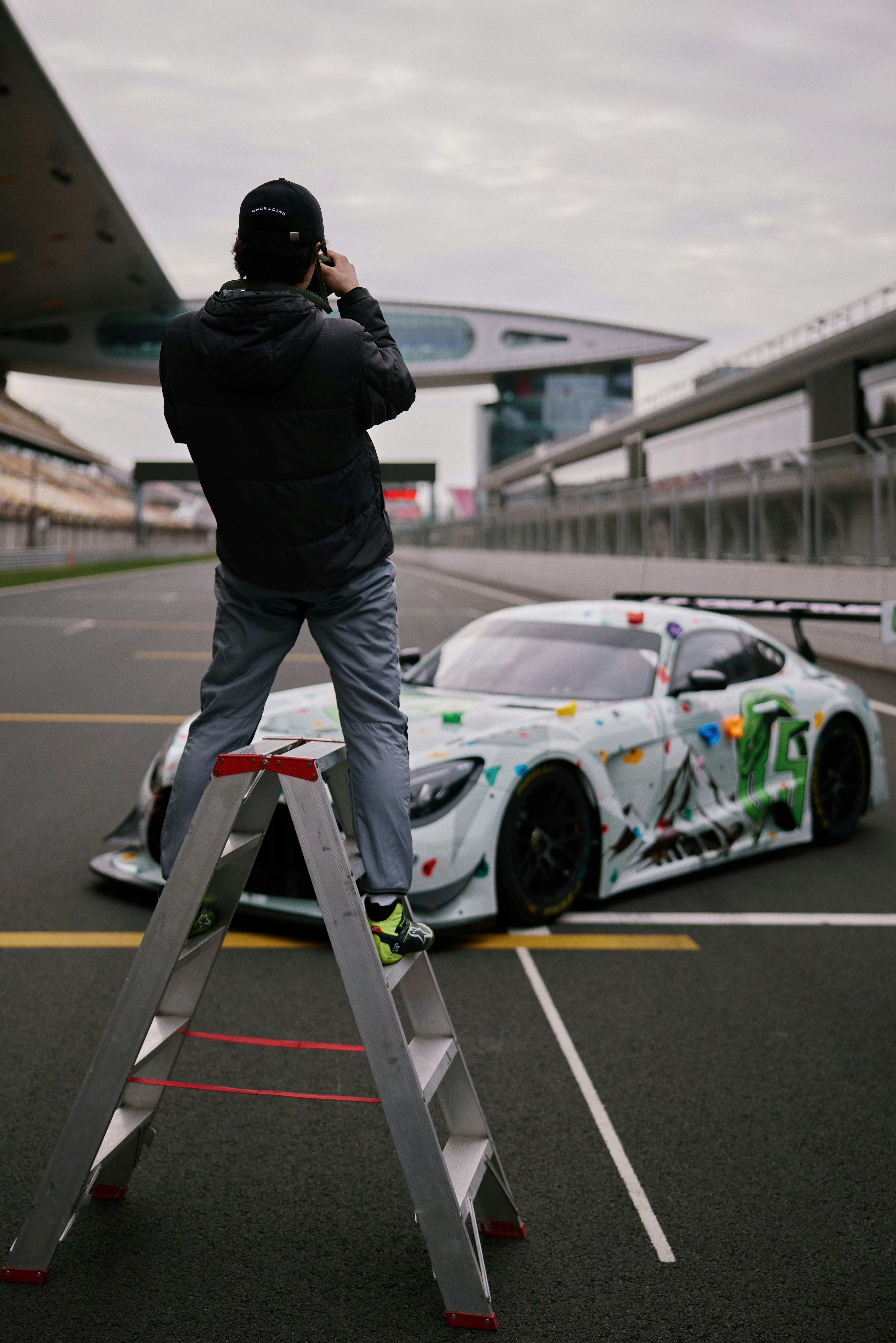 85号赛车手王一博归来摄影师vs贵公子摄影师王一博的工作抓拍