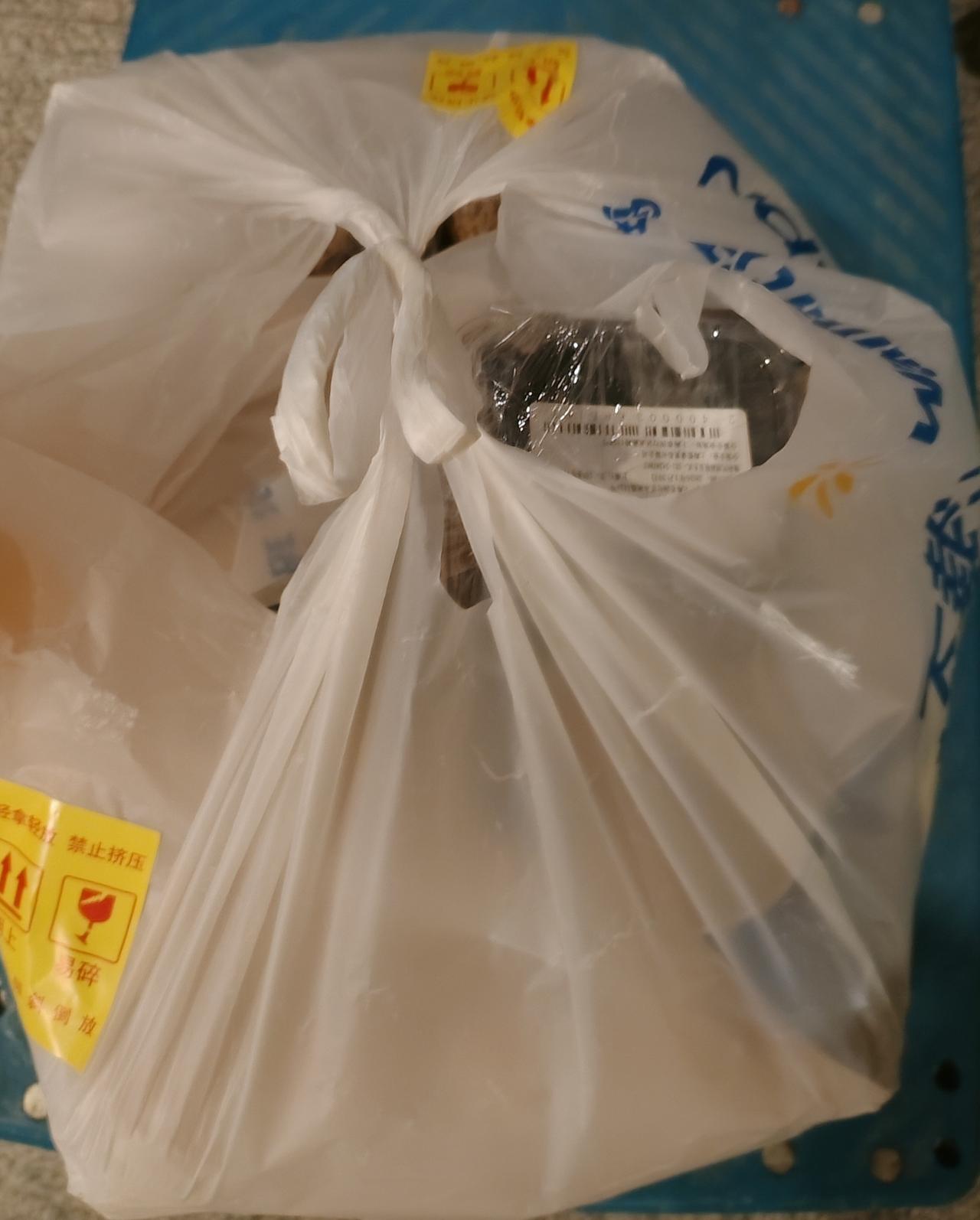 实在是太巧了！晚上在超市买了一些日用品，通过外卖方式配送。但是外卖员闹乌龙了，把