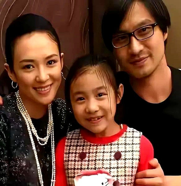 章子怡离了婚，给汪峰留下一儿一女两个亲骨肉；当年那位外国男友，满网至今还搜得到两人同游接吻的照片；唯