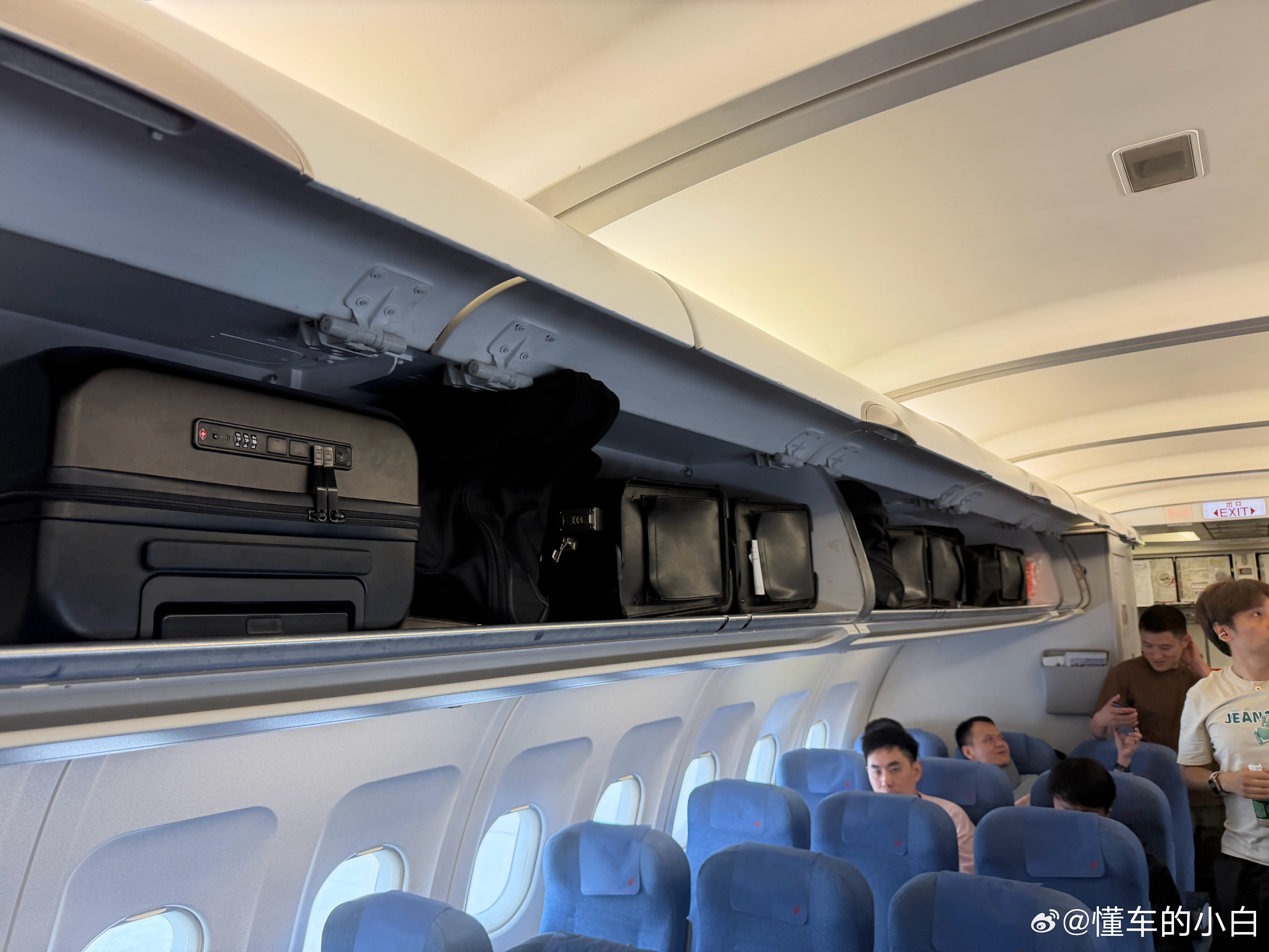 好家伙本来飞机就客满我第三个上飞机的发现这后舱行李架都被占满了不知道是啥人提前好