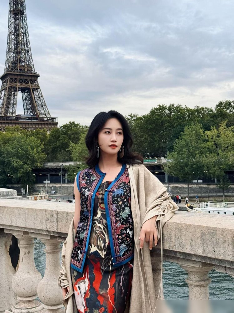 蓝盈莹穿着中国千年丝织华服，直接怼到了埃菲尔铁塔底下拍片子。不是那种端庄大气的宣传片路子，她偏要玩“