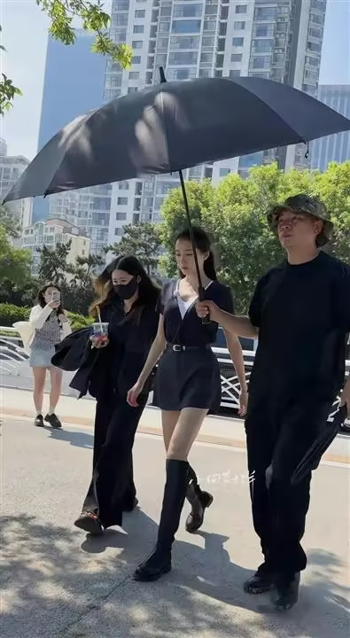 关晓彤拍戏路透，身材比例好逆天