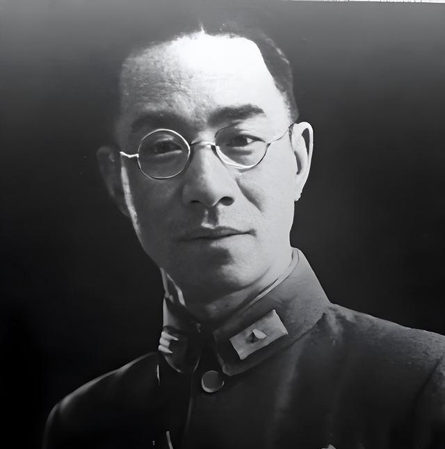 国民党从北平南撤时，保密局近一百人因为没有经费而无法坐飞机离开而陷入了慌张中，从