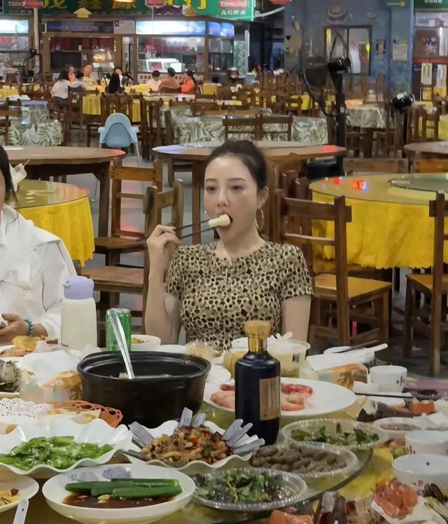 40多岁的李小璐状态引热议，身材是真的棒。她与友人相约享用丰盛海鲜大餐，举止轻松