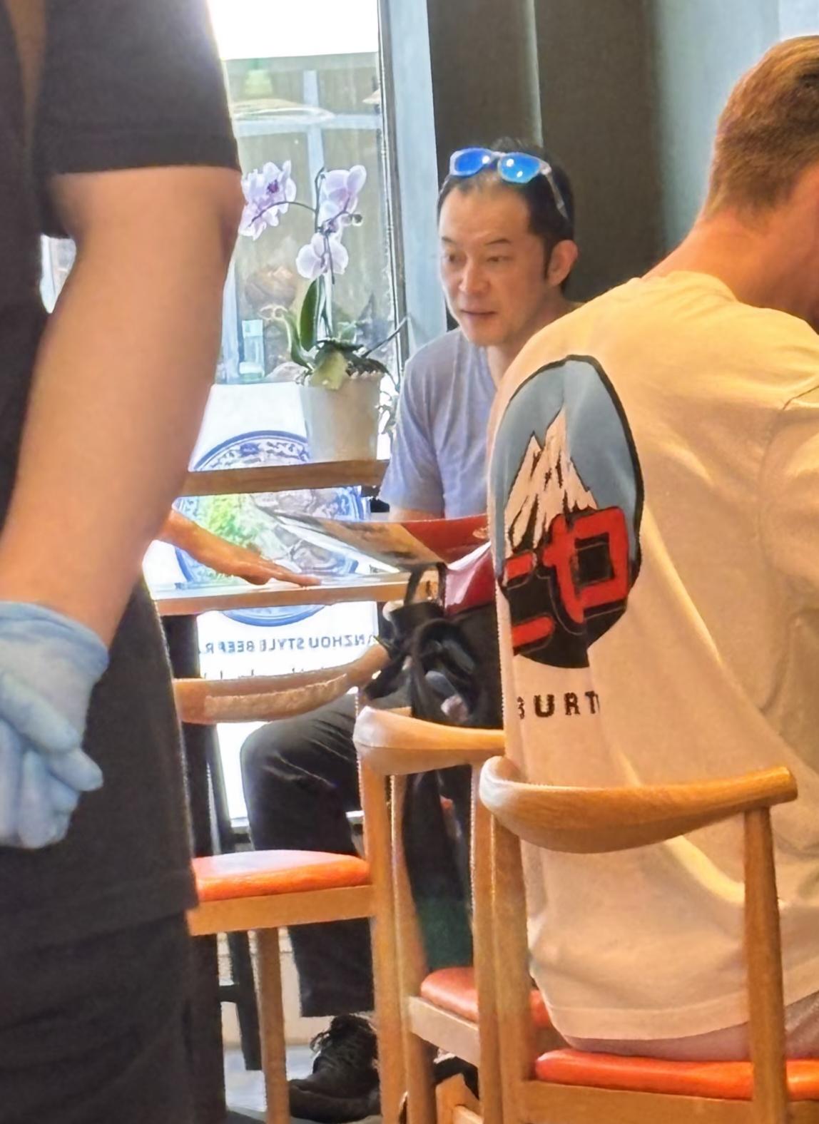 48岁沙溢和老婆胡可现身英国伦敦陪大儿子留学，一家人到餐馆吃饭被偶遇。沙溢的穿衣
