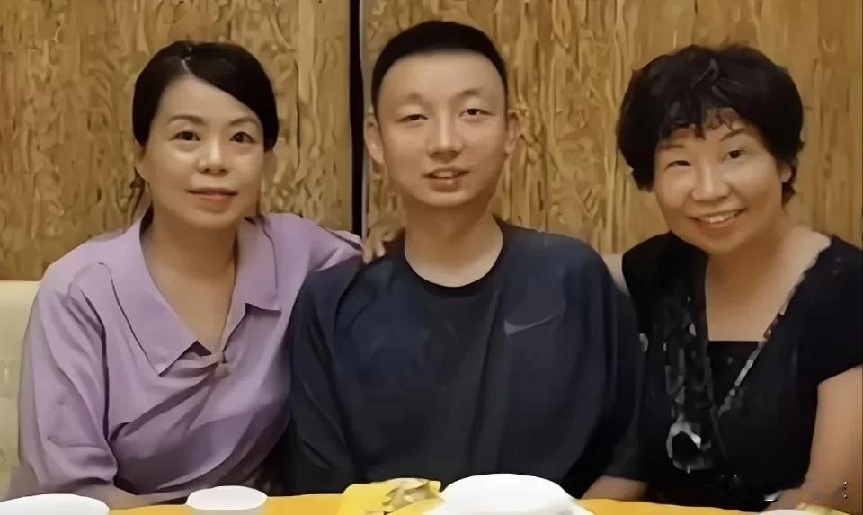 如果孩子被拐卖，夫妻俩可以一边照孩子一边再生孩子，比如孙海洋夫妻俩。但是许敏