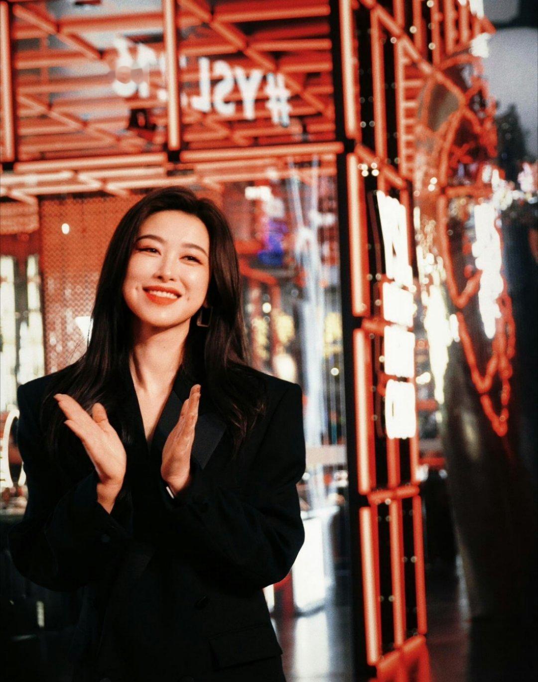 朱珠统一了东西方的审美美一旦有了层次，就会让人越品越有味道。朱珠的魅力正在于此—