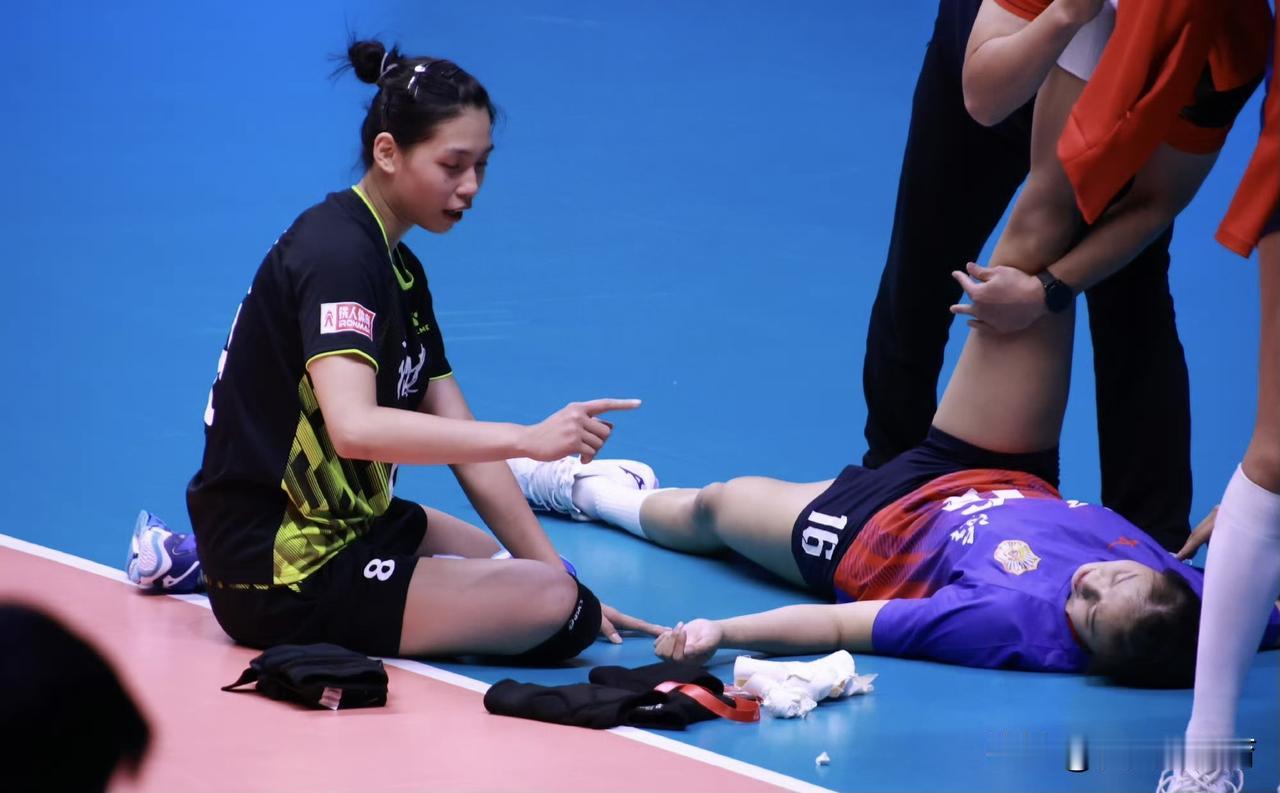 赛后有爱又和谐的一幕啊！场上是对手，场下却是亲密无间的好朋友啊！江苏女排和福建女