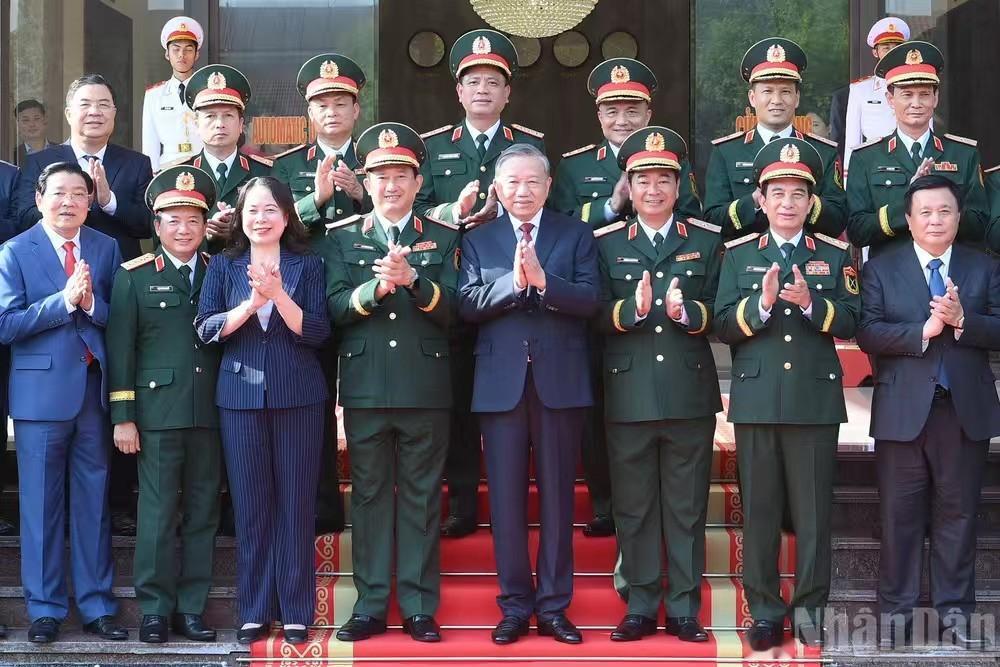非常罕见！武氏映春出席越南军方的纪念活动。越南第一军区武装力量传统日80周年纪念