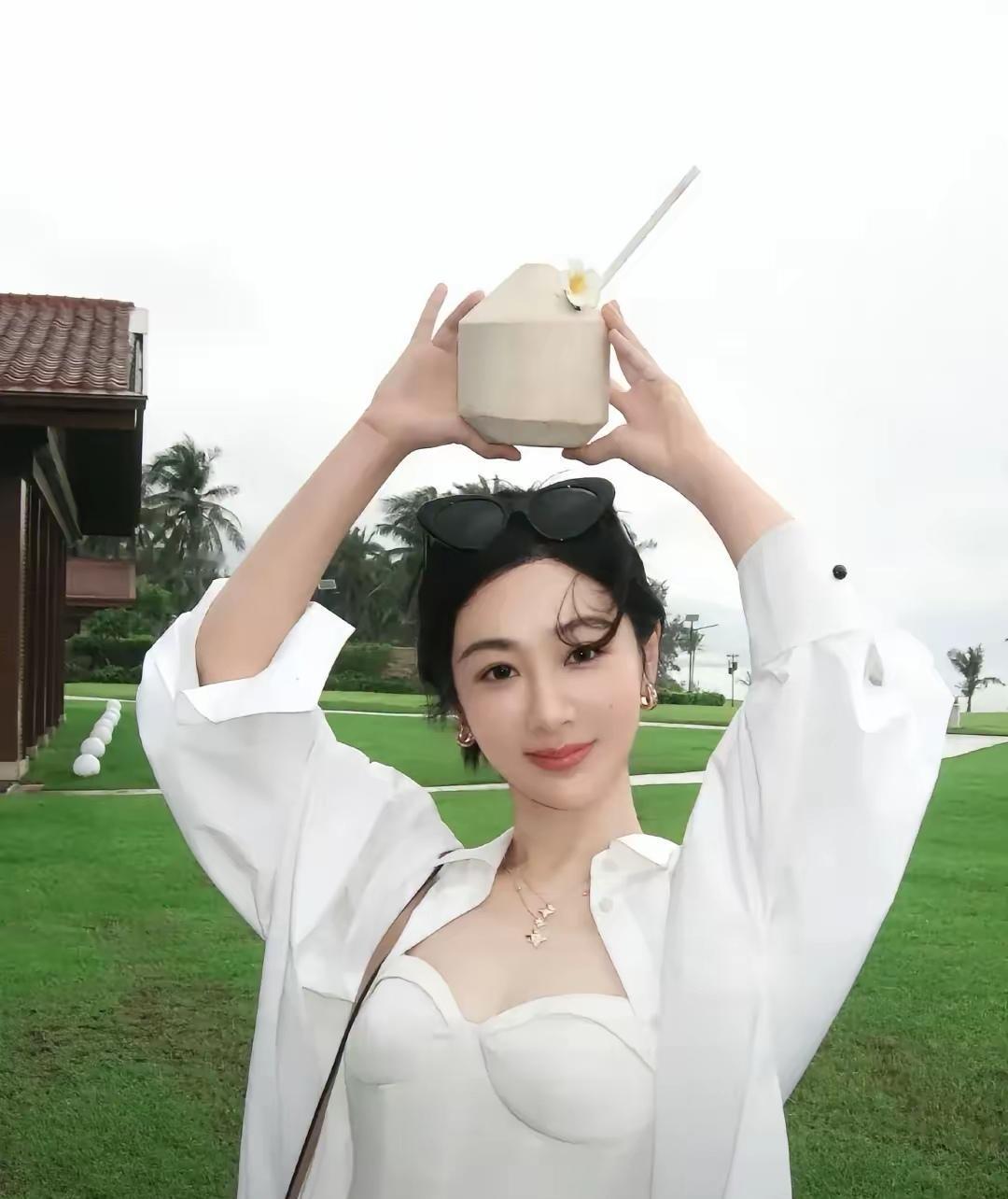 杨紫放假了！巴黎时装周刚回来就直奔海边，白裙草帽椰子水，状态拉满。之前说她胖的闭