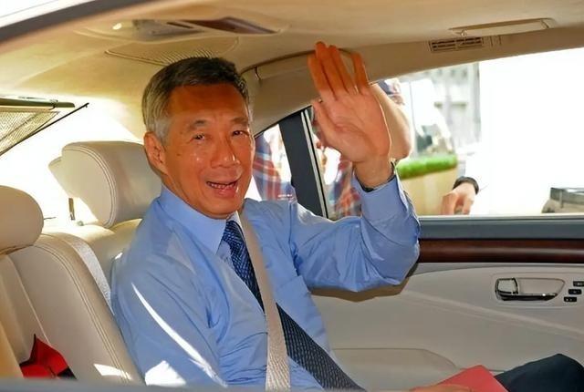 李显龙这次来中国，本来是想拉拉关系、谈谈合作的。结果他前脚刚走，后脚他们家官媒《
