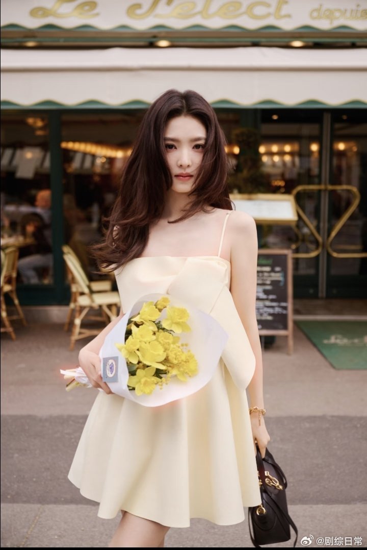 章若楠黄色蝴蝶结吊带裙淡黄长裙，超大蝴蝶结，章若楠往那儿一站，巴黎的春天就来了。