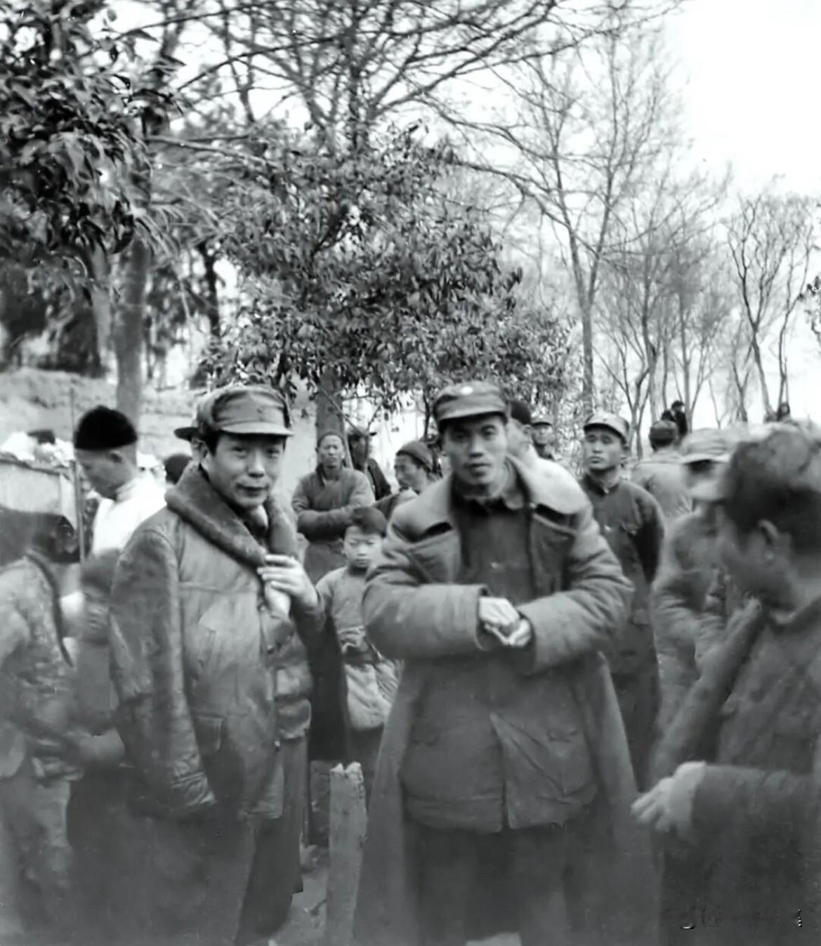 1943年冬，时任淮海区行政公署主任兼区党委副书记李一氓（左）与苏北区党委副书记