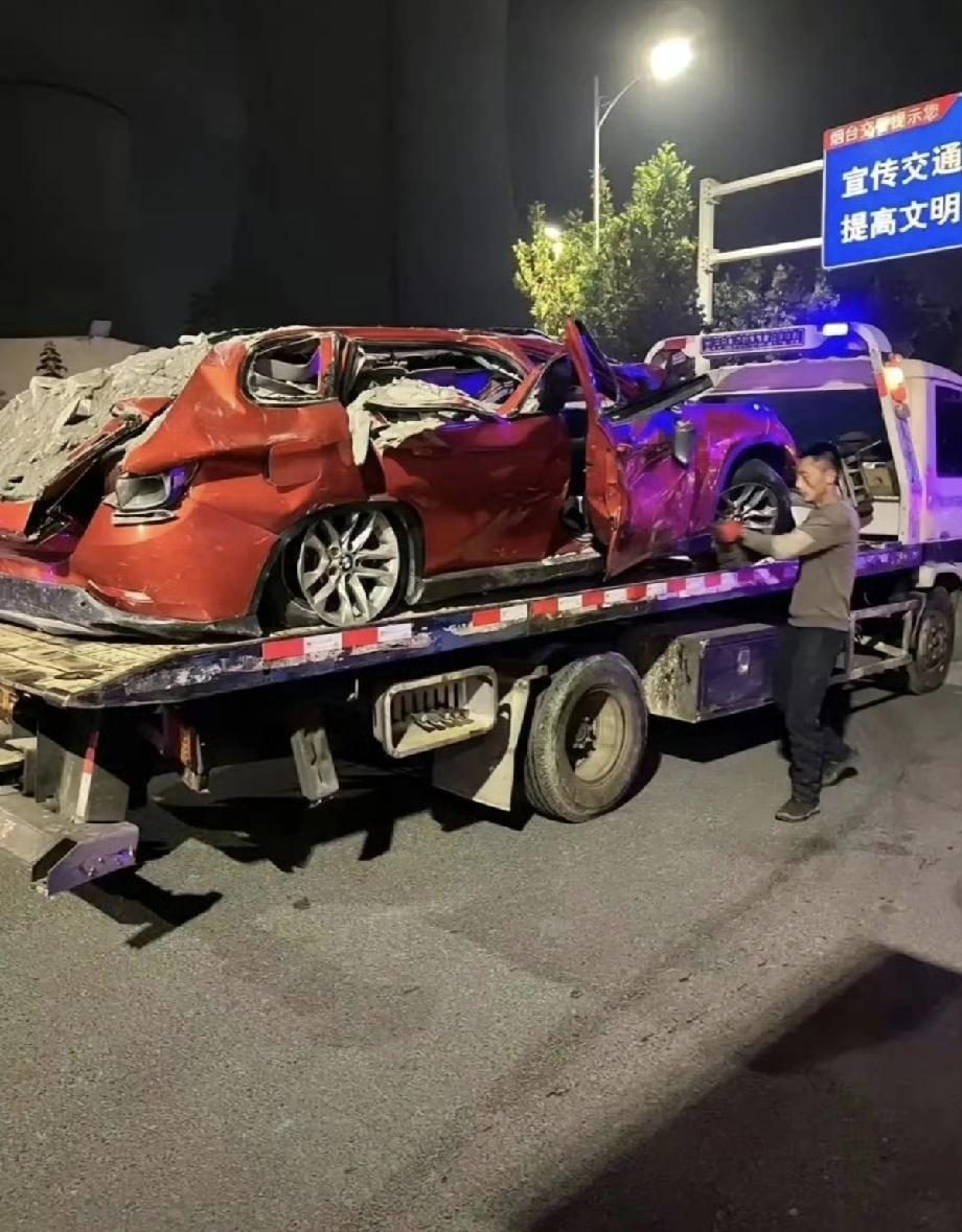 太可惜了，被众人营救的宝马车司机还是走了！好好的在等红灯，结果却被大货车右转侧翻