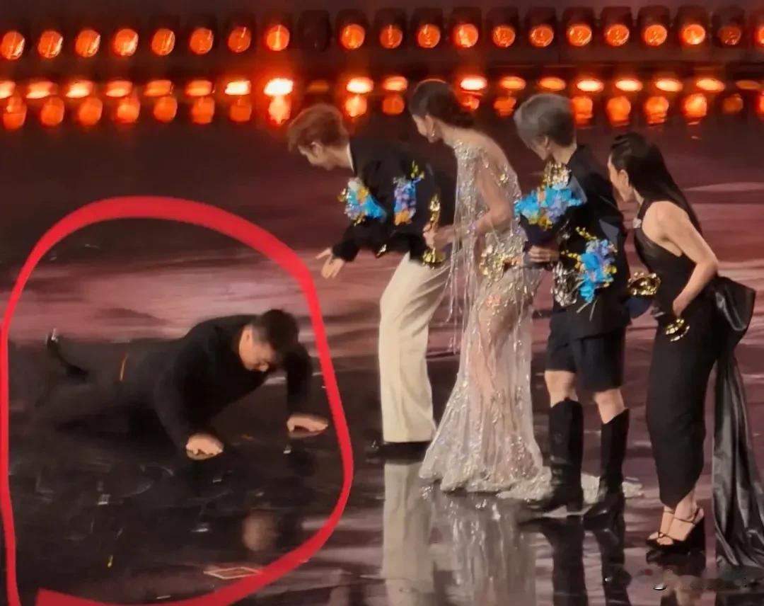 大麦老总给汪苏泷颁奖，一个滑跪直接成了当晚最大亮点。网友笑了：这是抢不到票的“报
