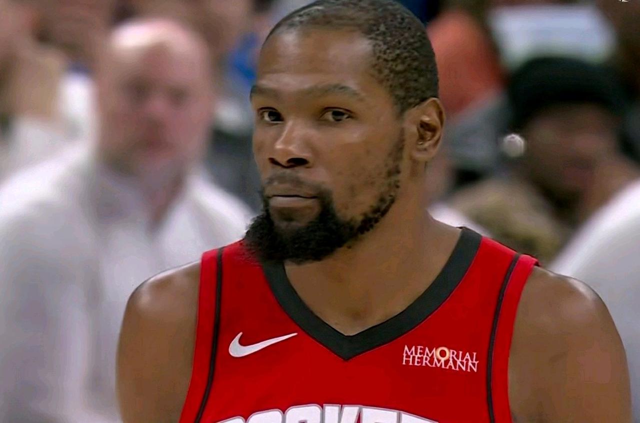 火箭险胜雷霆！3点致胜原因解析：第一：阵容实力差距：火箭缺少阿门亚当斯，雷霆