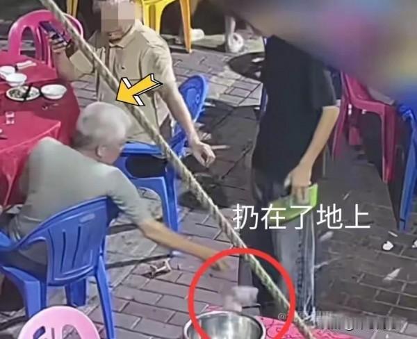 大爷，你不尊重我，我也没必要尊重你！服务员“以礼相待”！近日，