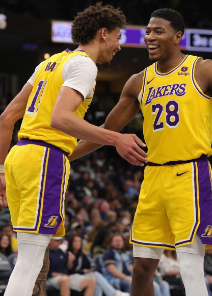 湖人如果想补强侧翼，又不出里弗斯的话，只有两个现实选择：1.出八村+克内克特