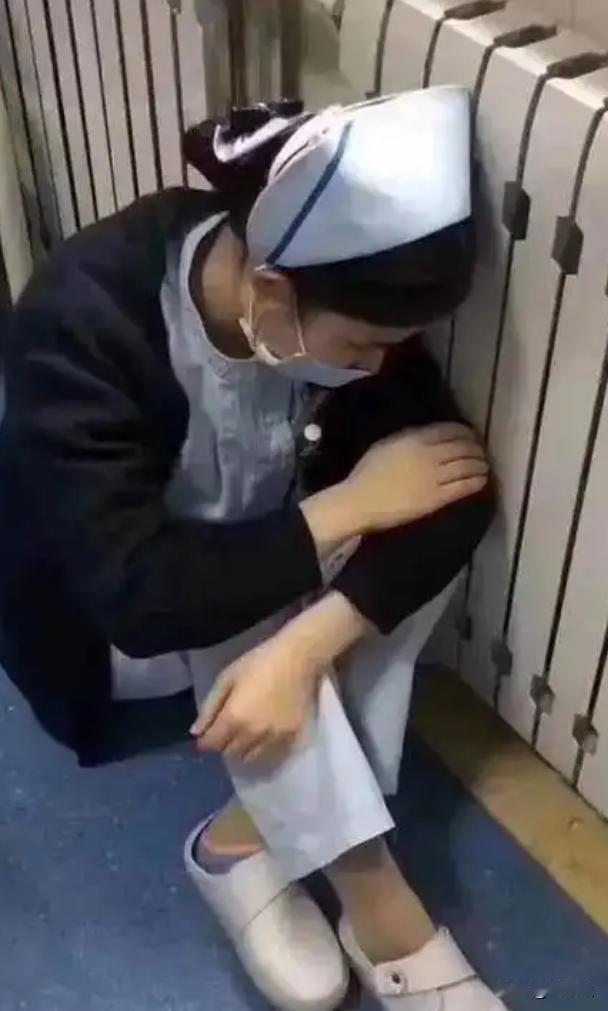 "赔偿款我来付，但这拘留所你必须进！"2015年，广西玉林，一名护士在给3岁孩童