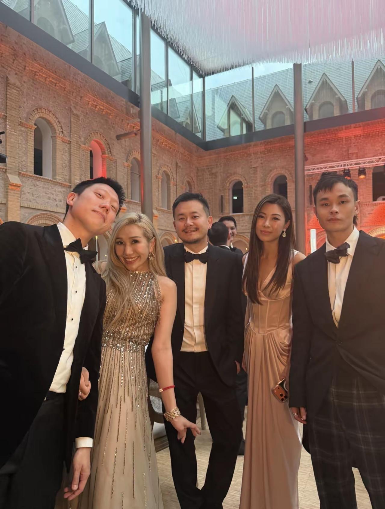 奚梦瑶和何猷君的婚礼，四房是全员到齐的，何猷君的兄弟姐妹都来参加了。大哥何猷