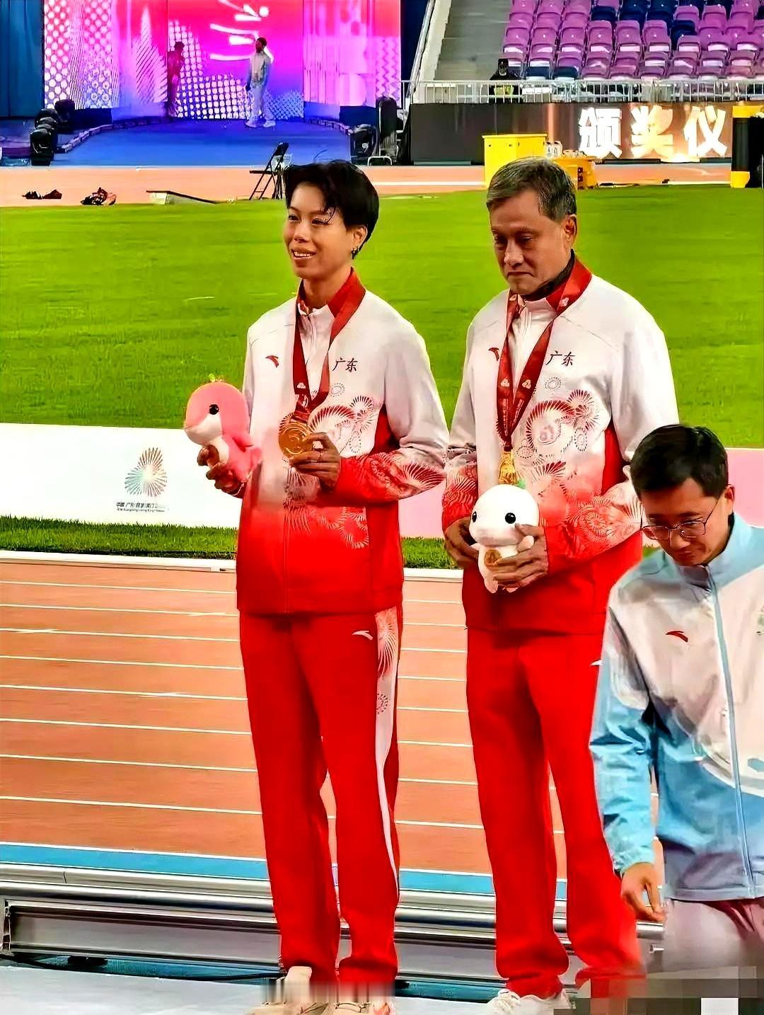 刚看到这张照片的时候总感觉有些怪，怪在哪？教练脸上那表情藏都藏不住的不自