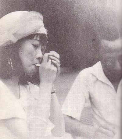 1946年，被烟瘾折磨得死去活来的婉容，躺在监狱冰冷的地上咽了气，她的身上散发着
