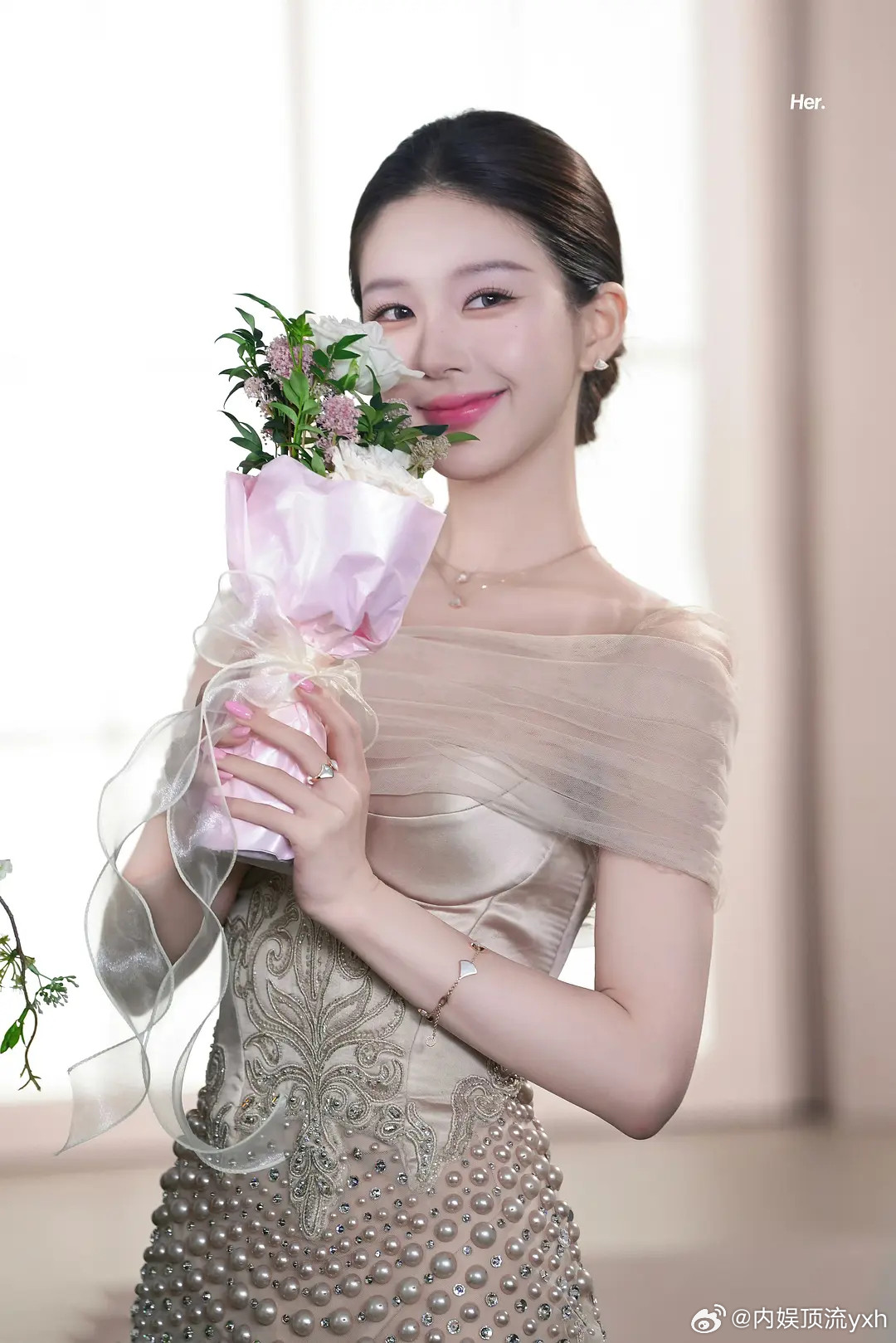 赵露思实在太美了[爱心][爱心]还戴了宝格丽新款，女神配顶奢，好贵气[