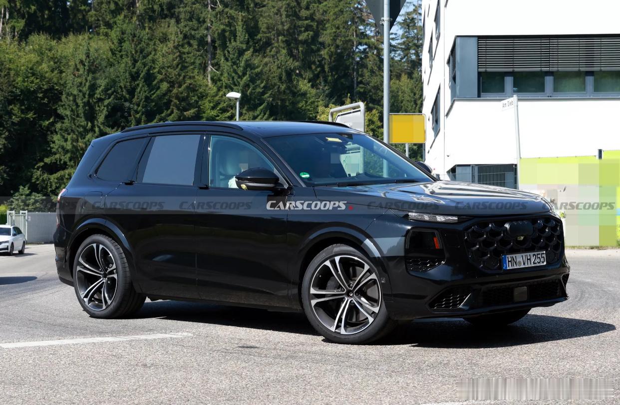 全新奥迪Q7全新一代奥迪Q7，首次以无伪装姿态曝光。前脸最新家族风格，有高阶智