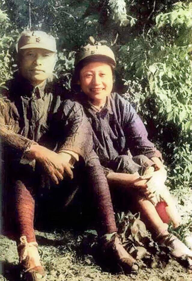 1944年、淮北敌后根据地，张爱萍和妻子李又兰的的一张合影。彼时，正处于抗战期间