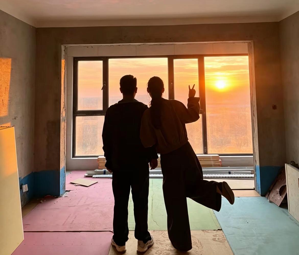 大衣哥前儿媳陈亚男买新房了！携老公郭新鹏打卡“爱巢”，晒夕阳下恩爱背影照。靠