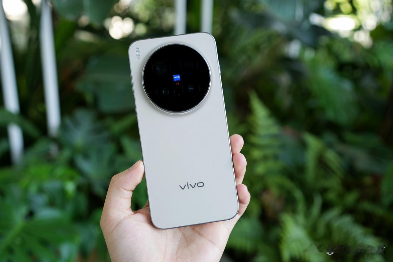 vivoX300Pro的真机照片曝光:比前代更窄更薄，Deco设计更简洁！