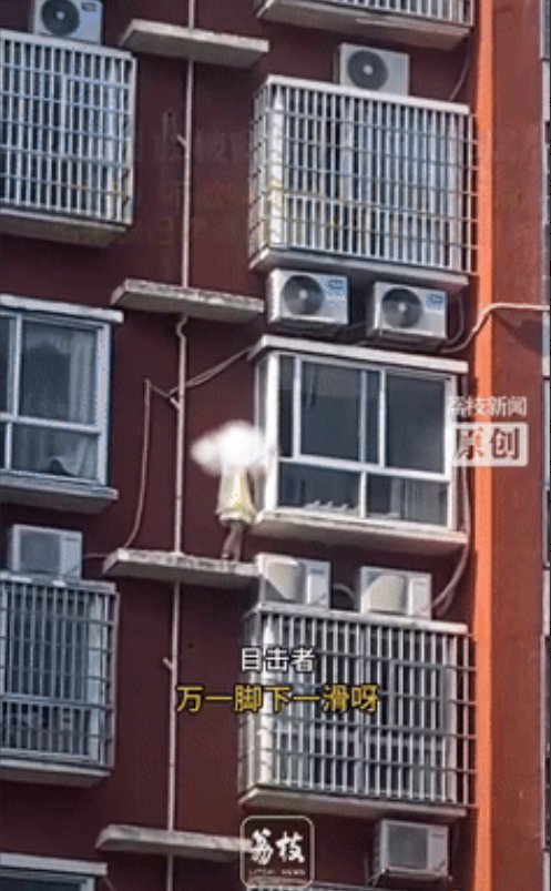 “这孩子胆子真大！”湖南常德，一女子站在窗户旁，意外发现对面12楼有个女孩趁家长